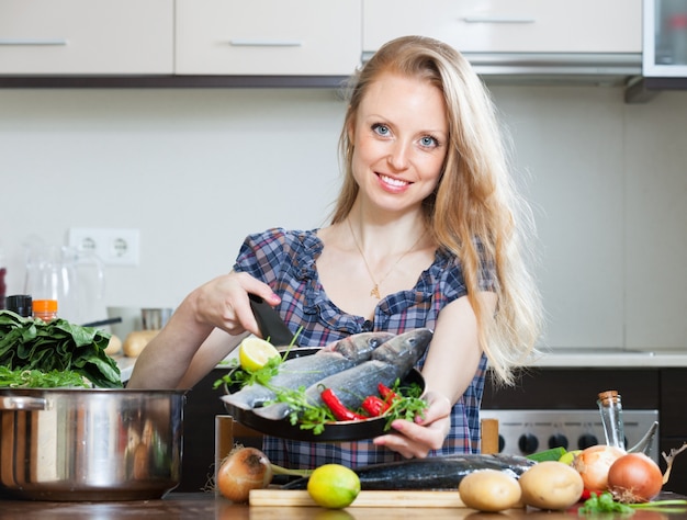 Femme ménagère, cuisine, lubina, poisson, cuisine