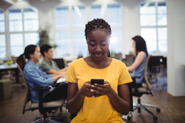 Femme de messagerie texte sur téléphone mobile