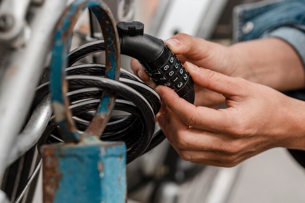 Femme mettant un cadenas de vélo