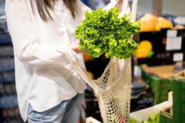 Femme, mettre, épicerie, réutilisable, sac