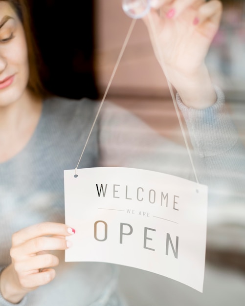 Femme, mettre, ouvert, signe, fenêtre, café, magasin