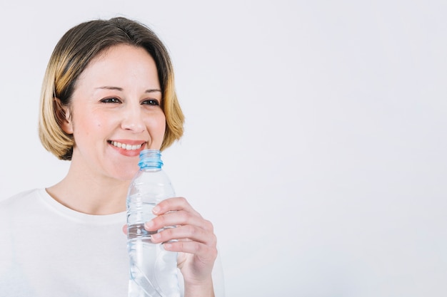 Femme mignonne avec une bouteille d&#39;eau