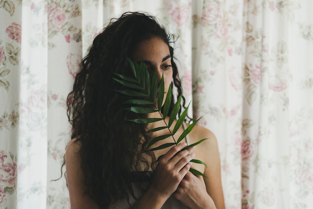 Photo gratuite femme mignonne avec des feuilles