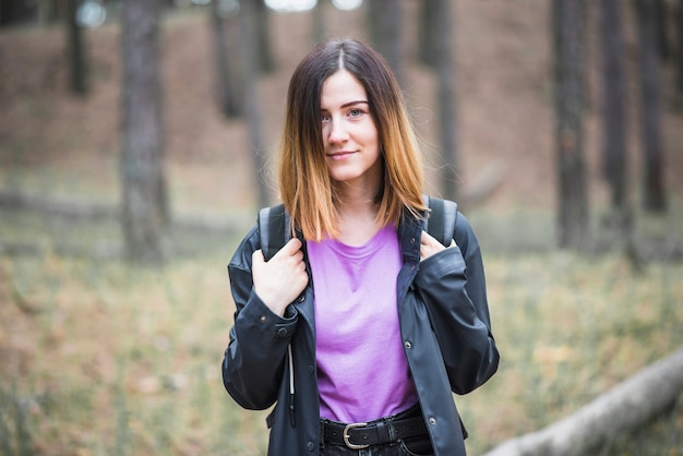 Femme mignonne qui traverse la forêt