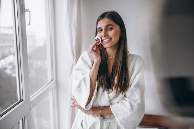 Femme, miroir, démaquillage, coussin