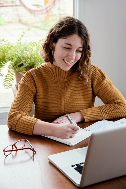 Femme mise en quarantaine à la maison