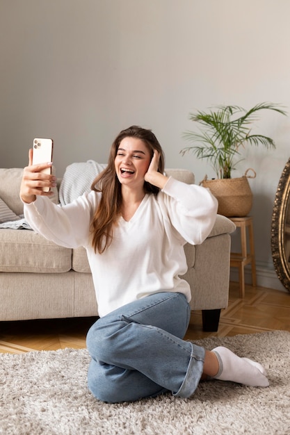 Femme avec mobile prenant selfie