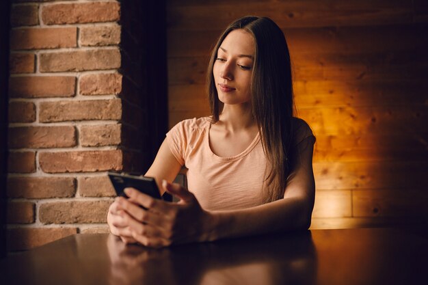 Femme avec un mobile