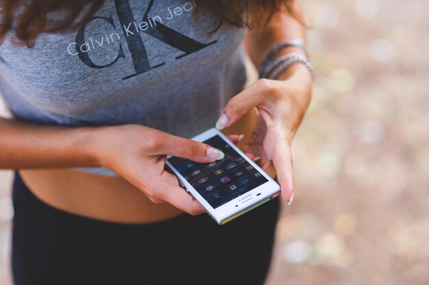 Femme avec un mobile