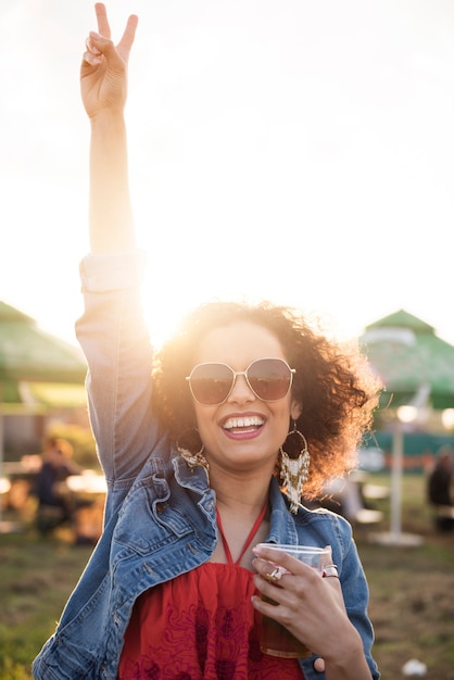 Photo gratuite femme à la mode au concert de musique