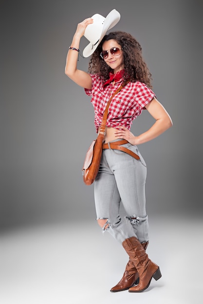 Photo gratuite la femme de mode cow-girl