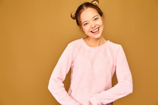 Femme à la mode dans des vêtements roses mignons décontractés