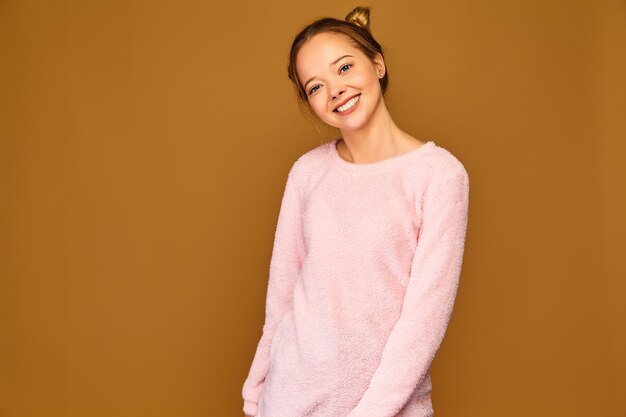 Femme à la mode dans des vêtements roses mignons décontractés