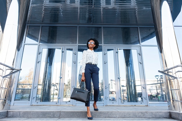 Femme à La Mode Faible Angle Avec Sac à Main