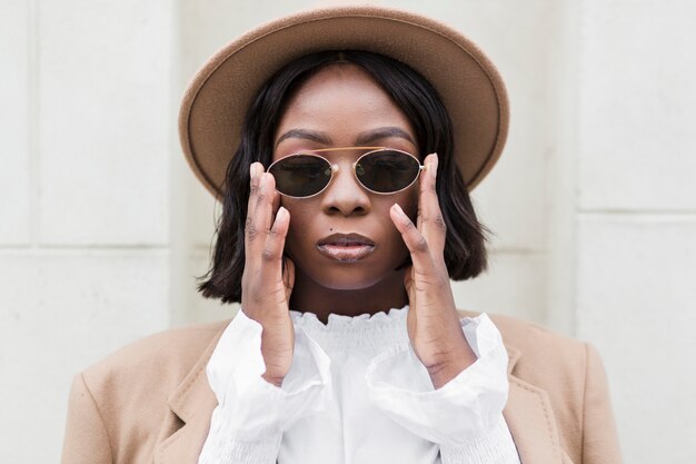 Femme à la mode portant des lunettes de soleil