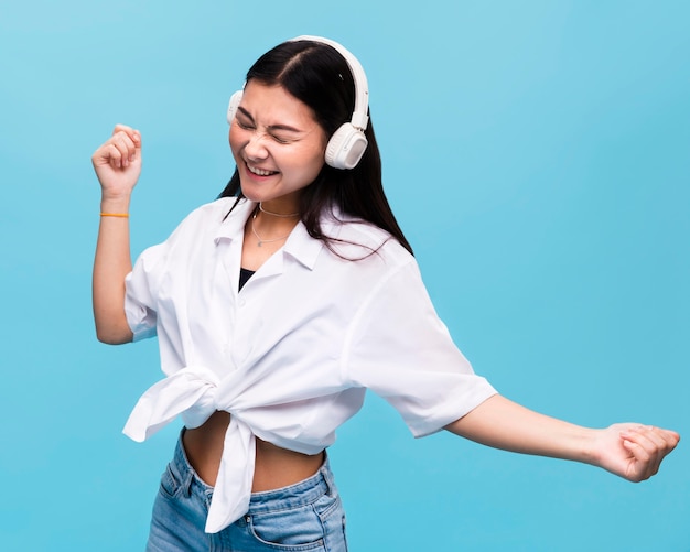 Femme à la mode qui pose en studio