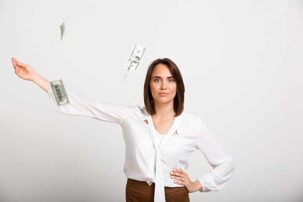 Photo gratuite femme de mode riche réussie jeter de l'argent