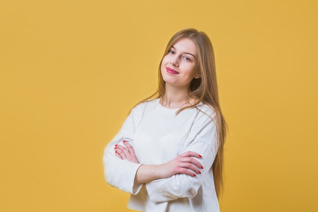 Femme moderne aux bras croisés