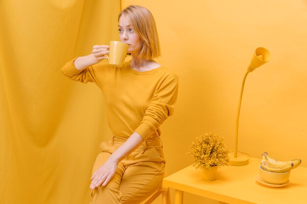 Femme moderne buvant à une tasse