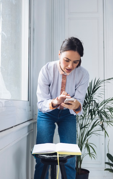 Femme moderne avec cahier