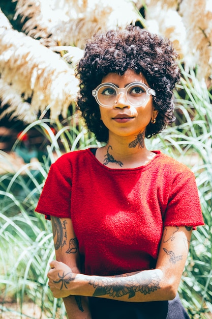 Femme moderne dans un parc