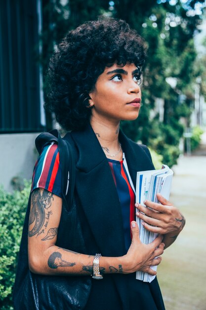 Femme moderne marchant dans la rue