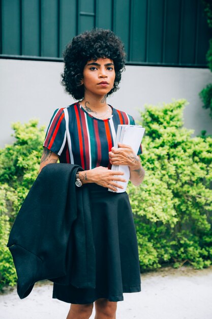 Femme moderne marchant dans la rue