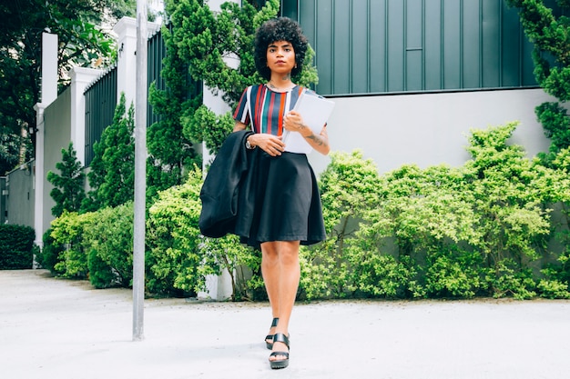 Femme moderne marchant dans la rue