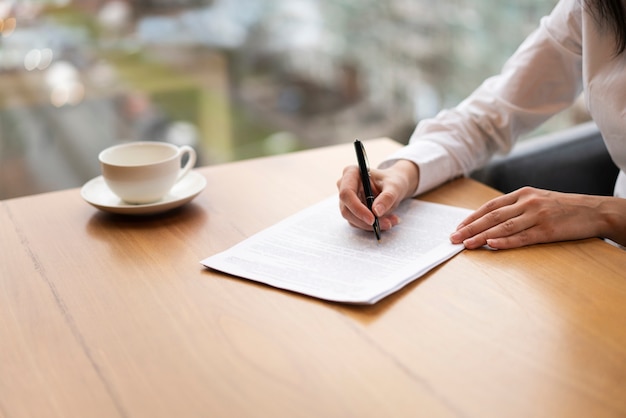 Femme moderne méconnaissable, prendre des notes