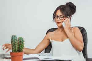 Photo gratuite femme moderne parlant au téléphone dans le bureau