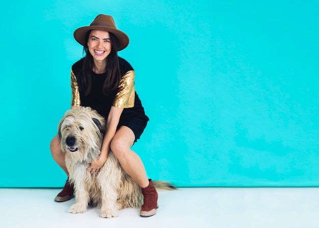 Femme moderne posant avec un chien