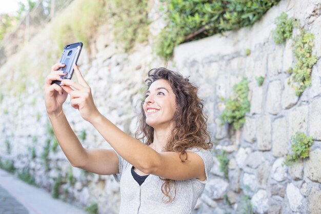 Femme moderne prenant un selfie