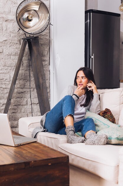 Femme moderne sur un sofa