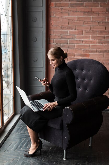 Femme moderne travaillant sur ordinateur portable