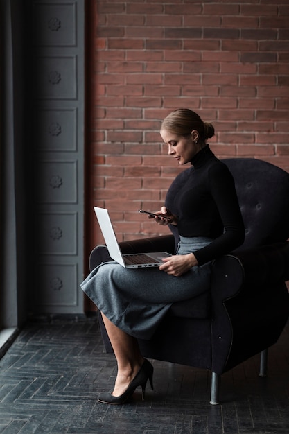 Femme moderne travaillant sur ordinateur portable