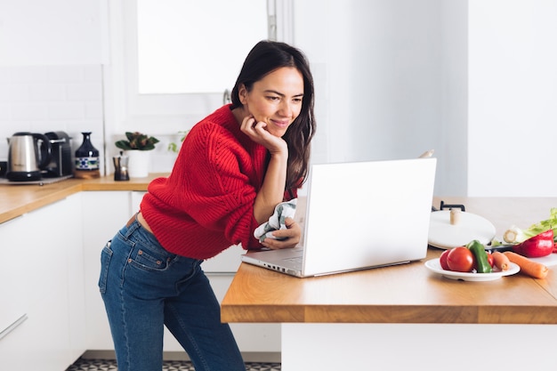 Femme moderne utilisant un ordinateur portable