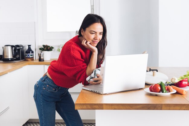 Femme moderne utilisant un ordinateur portable