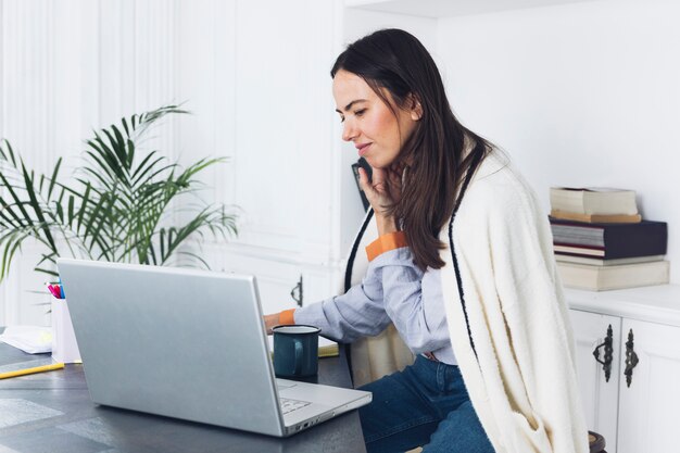 Femme moderne utilisant un ordinateur portable