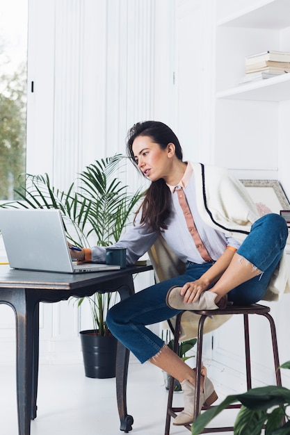 Femme moderne utilisant un ordinateur portable