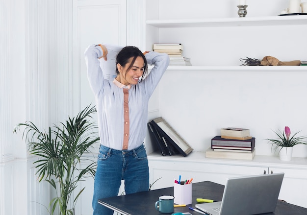 Femme moderne utilisant un ordinateur portable