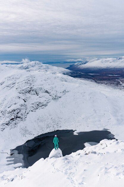 Femme sur une montagne enneigée