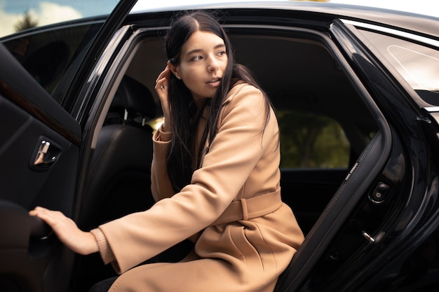 Femme montant dans une voiture de taxi