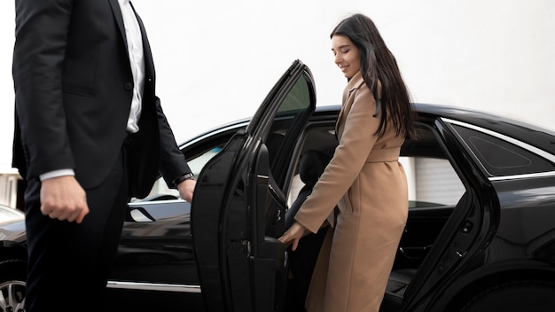 Femme montant dans une voiture de taxi