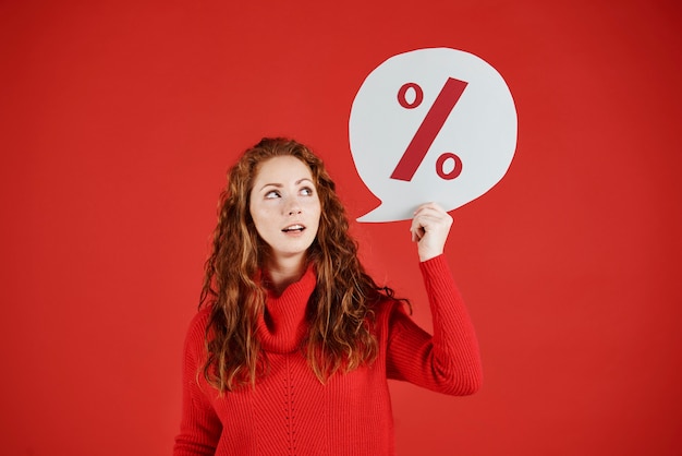 Femme montrant la bannière de la vente d'hiver