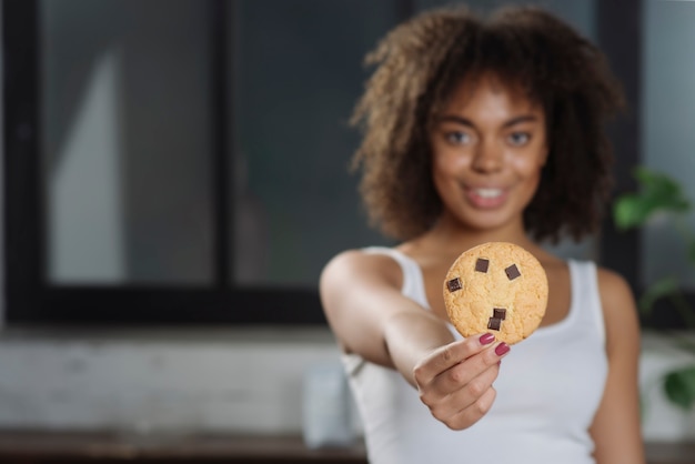 Photo gratuite femme montrant un cookie
