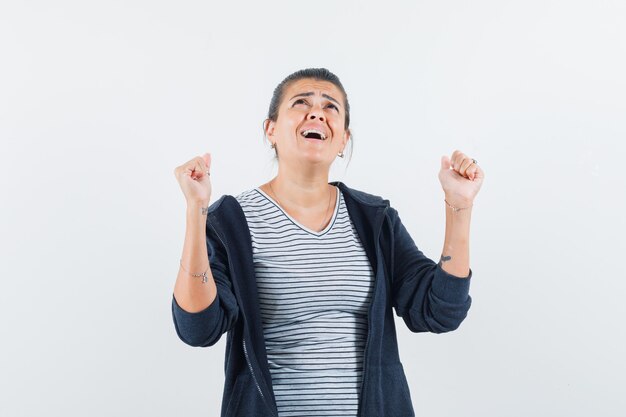 Femme montrant le geste du gagnant en t-shirt