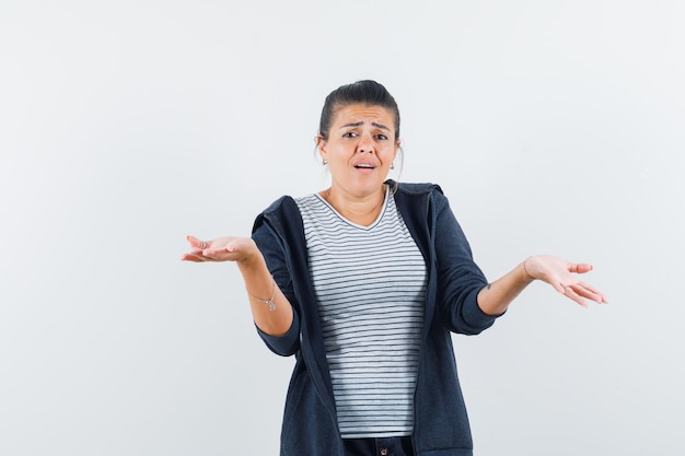 Femme montrant un geste impuissant en t-shirt