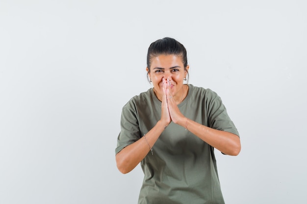 femme montrant le geste de namaste en t-shirt et à la reconnaissance