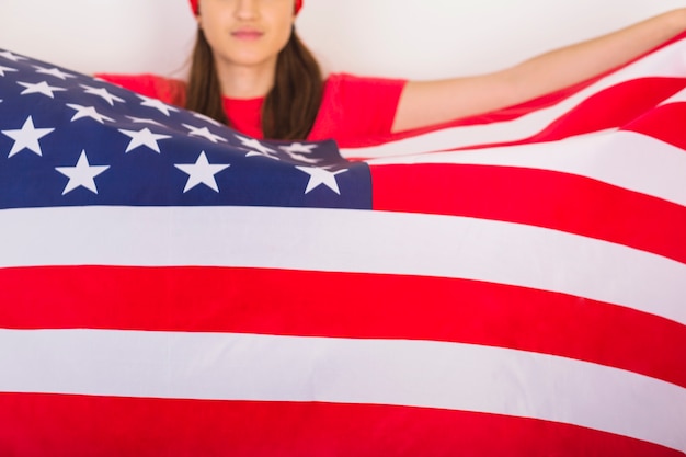 Photo gratuite femme montrant le grand drapeau américain