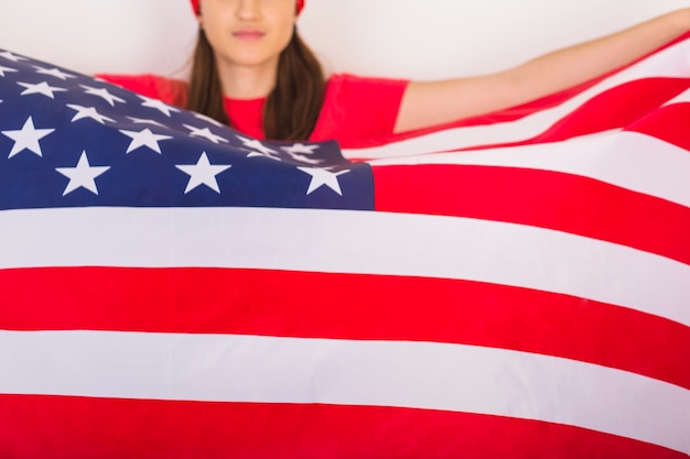 Femme montrant le grand drapeau américain